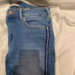 Light-wash Denim Skinny Jeans with Stylish Stripe